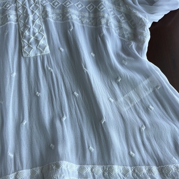 Summer sheer 3/4 sleeve Chicos Size 2 Embroidery overlay Vneck summer top - Picture 13 of 15